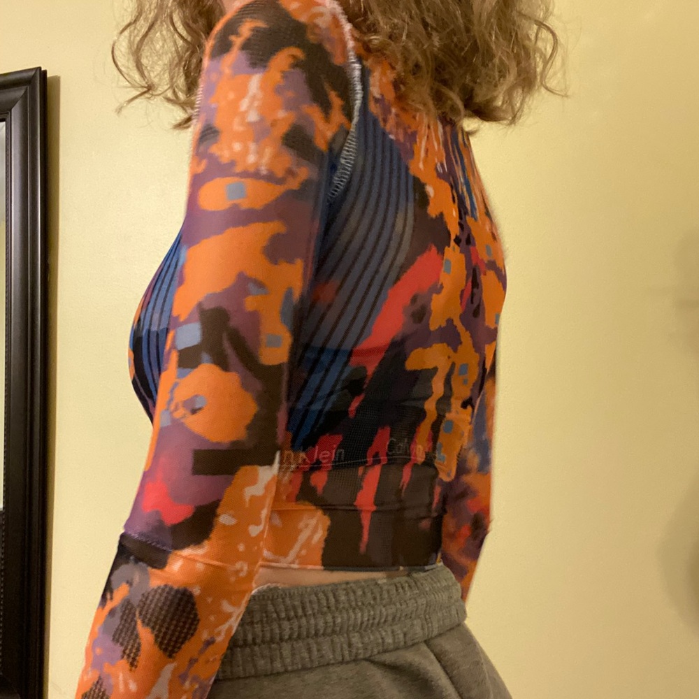 Patterned Mesh Crop Top - Picture 4 of 5